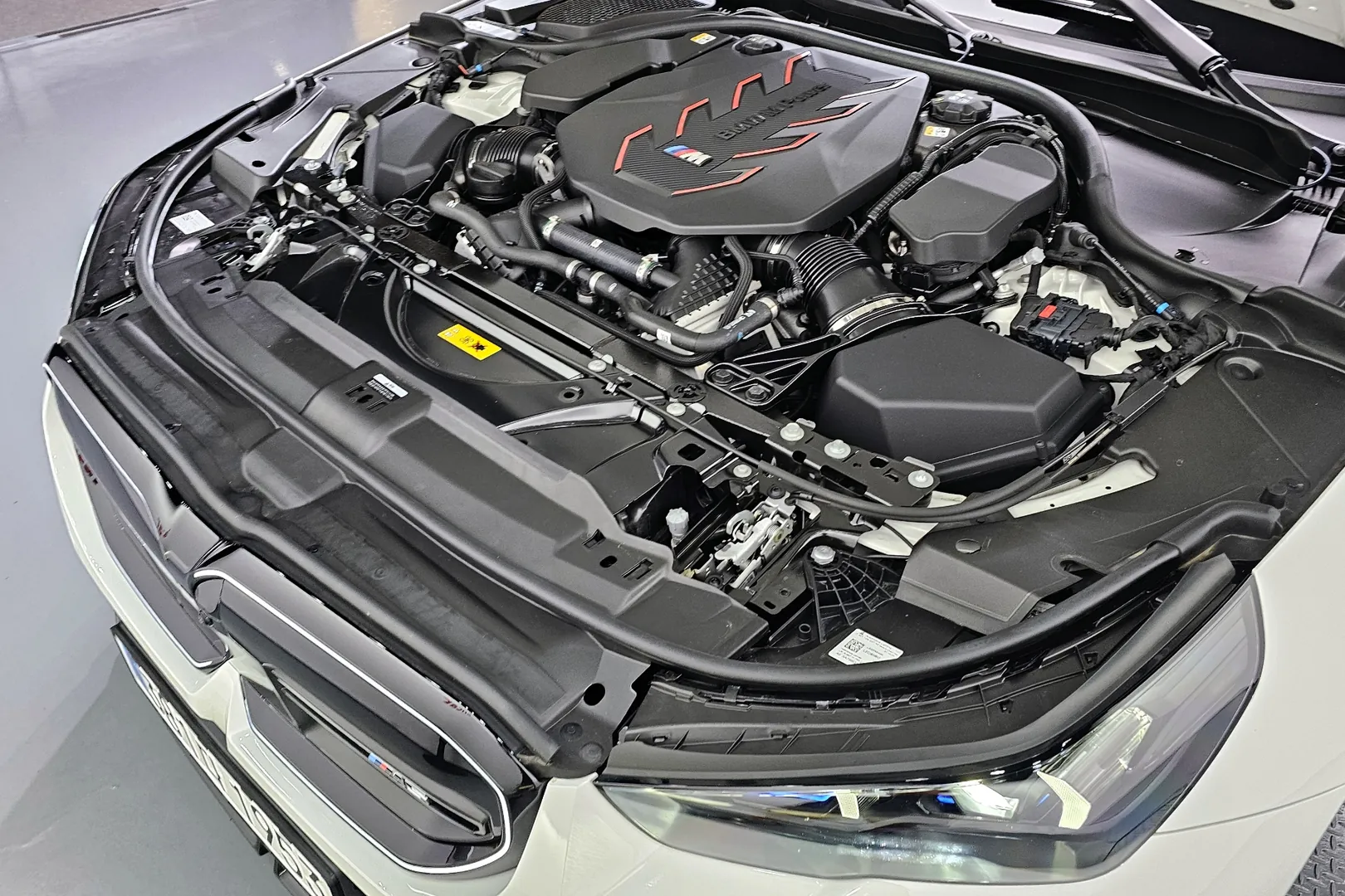 Доставка по РФ: BMW M5 2025 4.4 л 585 л.с Гибрид, Белый, пробег 11 269 км, Полный привод, Автомат, осмотр возможен в Москве