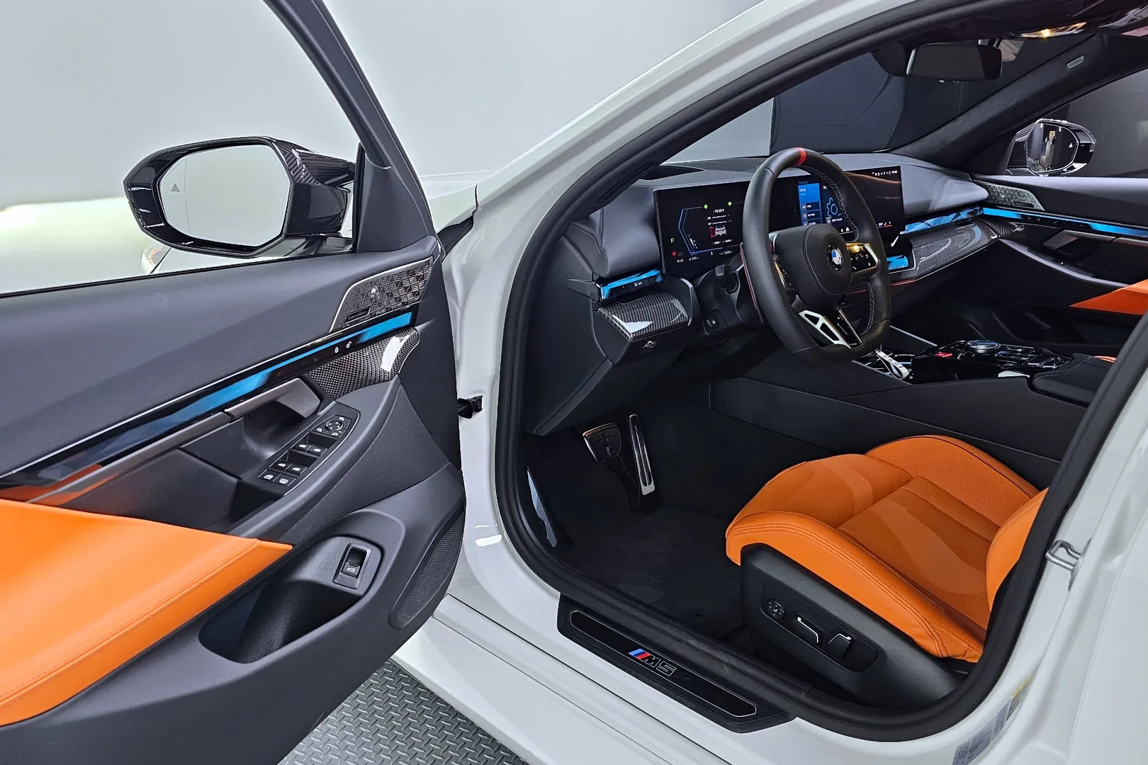 Новый BMW M5 2025 4.4 л 585 л.с Гибрид: Полный привод, Белый, коробка — Автомат, привезён из Германия, доставка по регионам