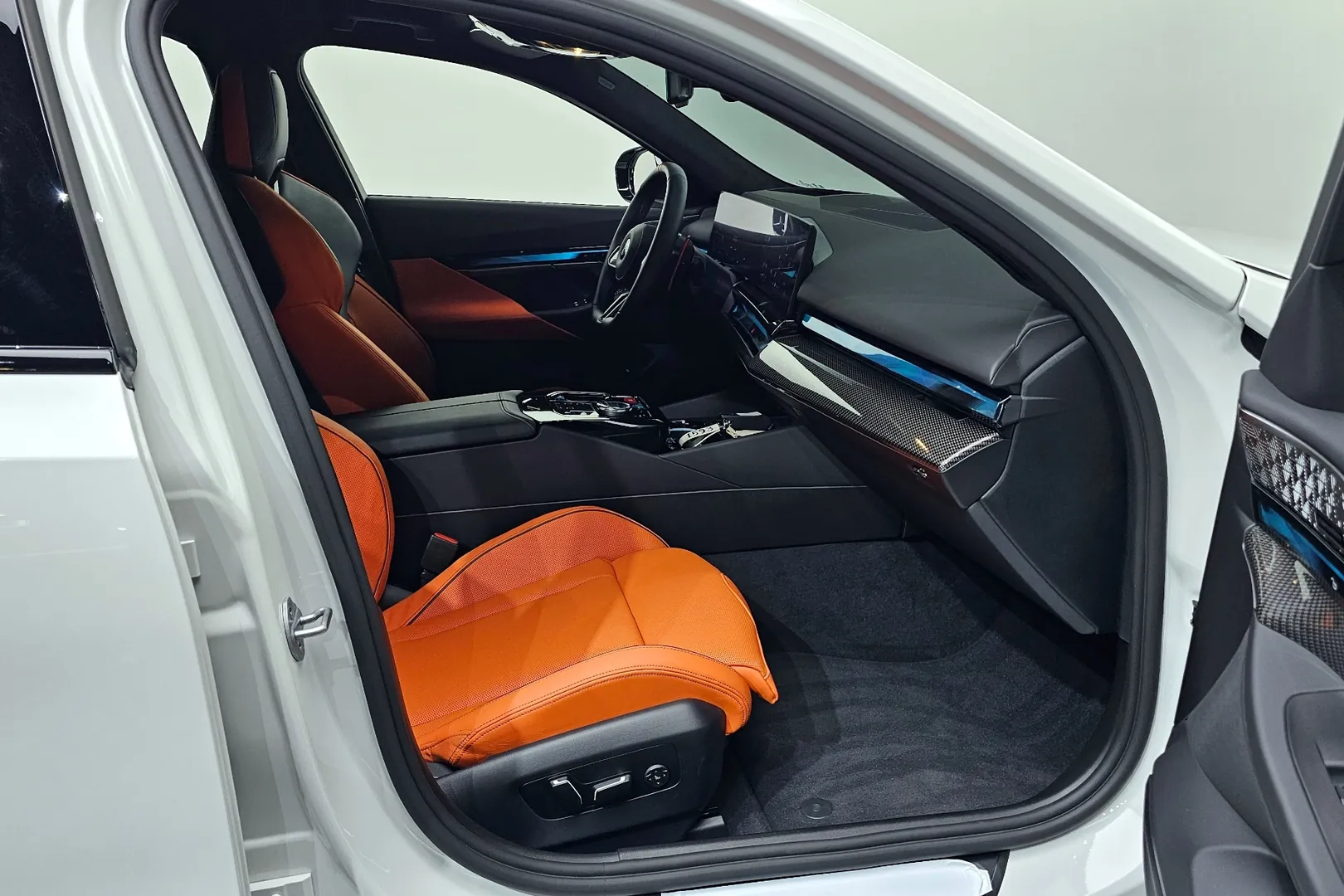 Официальная поставка BMW M5 2025 4.4 л 585 л.с Гибрид, Белый, Автомат, Полный привод, привезён из Германия