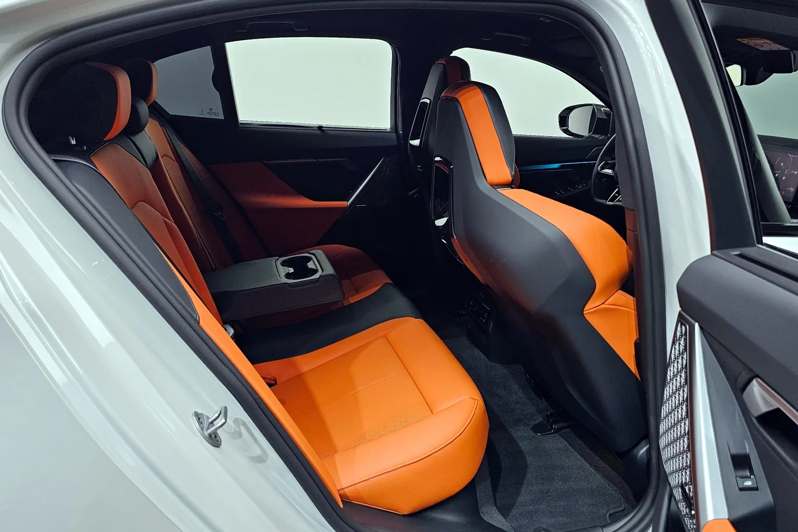 BMW M5 2025 4.4 л 585 л.с Гибрид, пробег 11 269 км, Белый цвет, коробка Автомат, привод Полный привод, авто из Германия