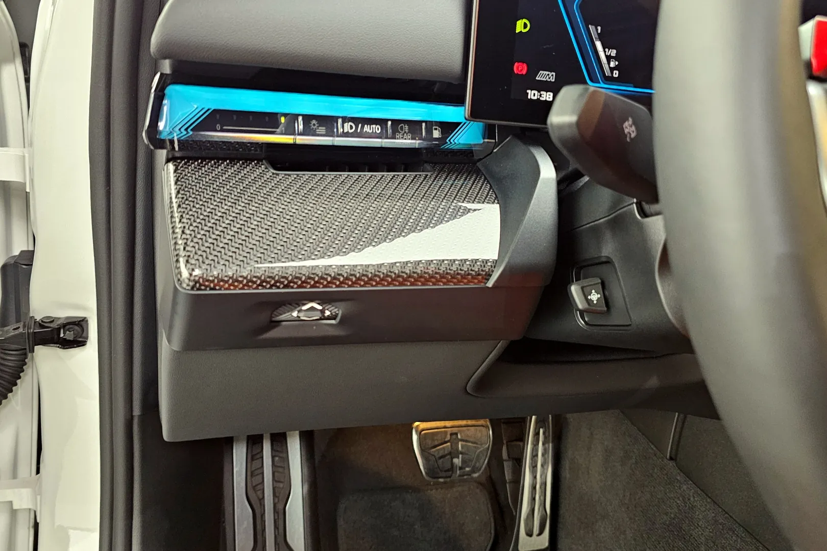 Купить BMW M5 2025 4.4 л 585 л.с Гибрид с минимальным пробегом 11 269 км, Белый, доставим из Германия в любой город РФ