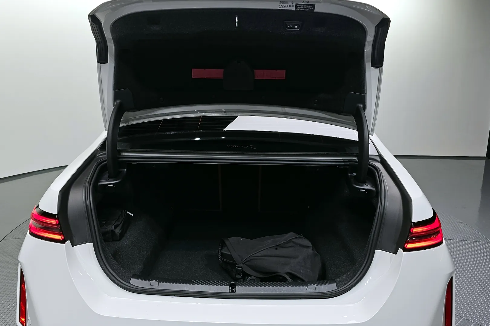 BMW M5 2025 4.4 л 585 л.с Гибрид, пробег 11 269 км, цвет кузова Белый, тип трансмиссии Автомат, привод Полный привод, из Германия