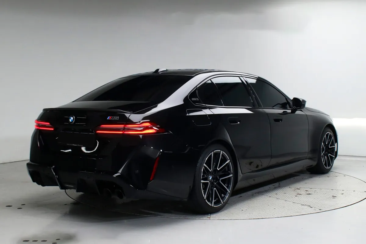 Заказать BMW M5 2025 4.4 л 585 л.с Гибрид с пробегом 5 030 км, Автомат, Полный привод, цвет Чёрный, поставка из Германия, доставка по РФ