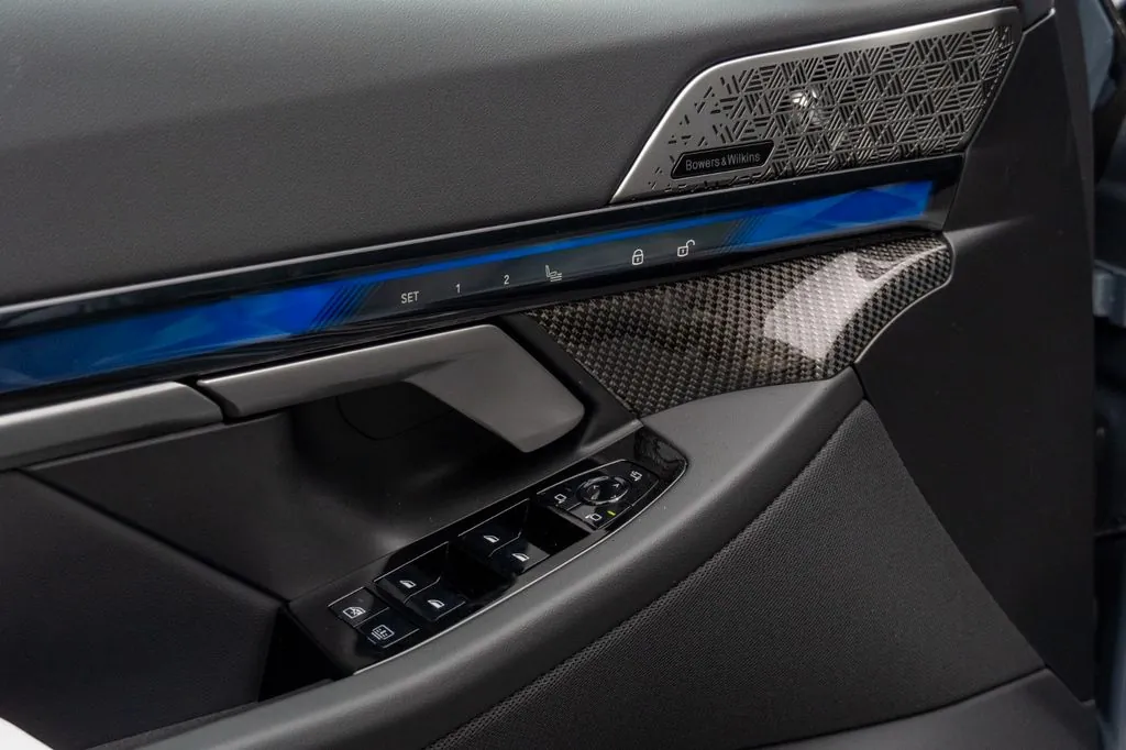 Автомобиль BMW M5 2025 4.4 л 585 л.с Гибрид, Серый, пробег 9 900 км, производство — Германия, доставка по РФ