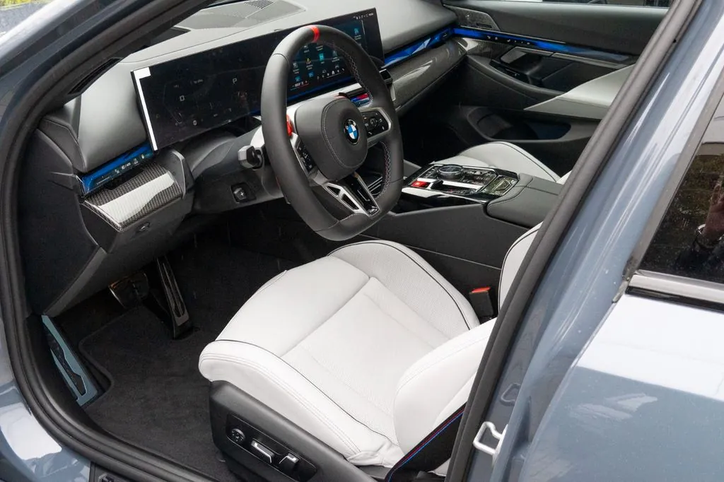 Новый BMW M5 2025 4.4 л 585 л.с Гибрид в кузове Серый, коробка — Автомат, привод — Полный привод, страна производства — Германия