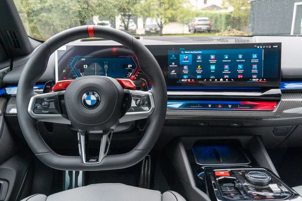 Купить BMW M5 2025 4.4 л 585 л.с Гибрид с минимальным пробегом 9 900 км, Серый, доставим из Германия в любой город РФ