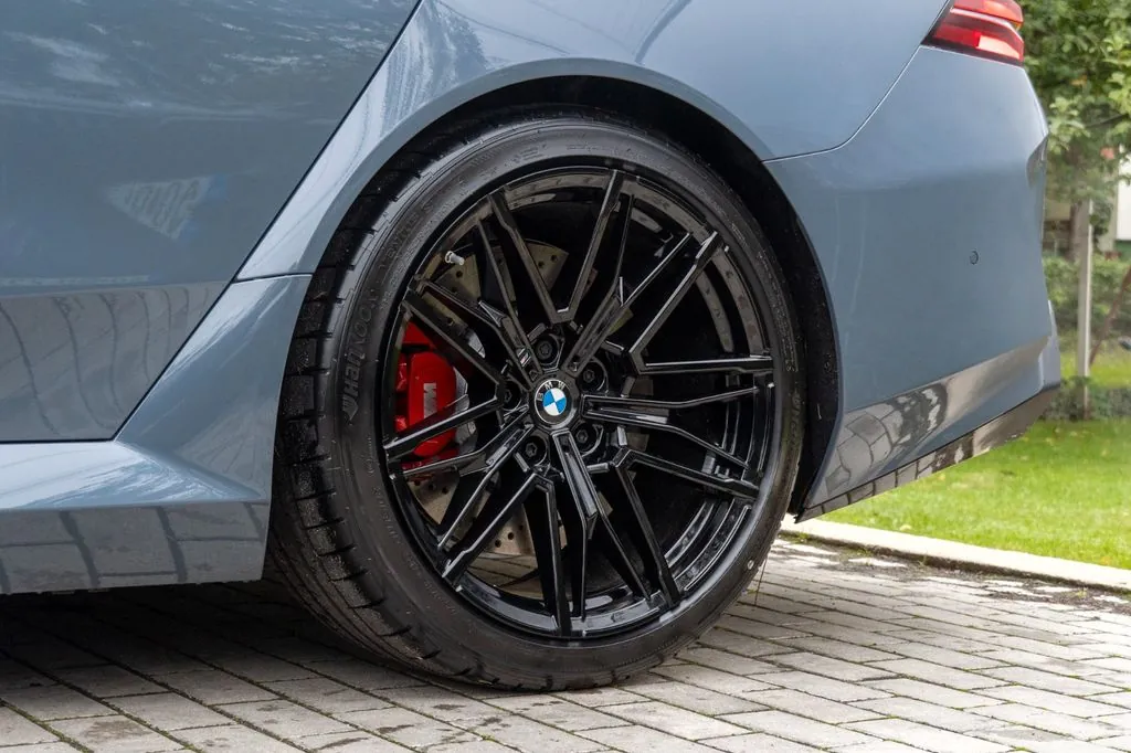 Надёжный BMW M5 2025 4.4 л 585 л.с Гибрид с двигателем 4,4 л, Серый, пробег 9 900 км, Автомат, поставка из Германия