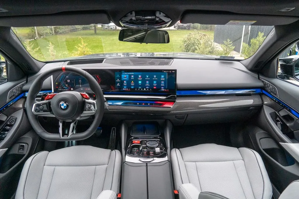 Оформить заказ на BMW M5 2025 4.4 л 585 л.с Гибрид, коробка: Автомат, привод: Полный привод, доставка по России, салон в Москве