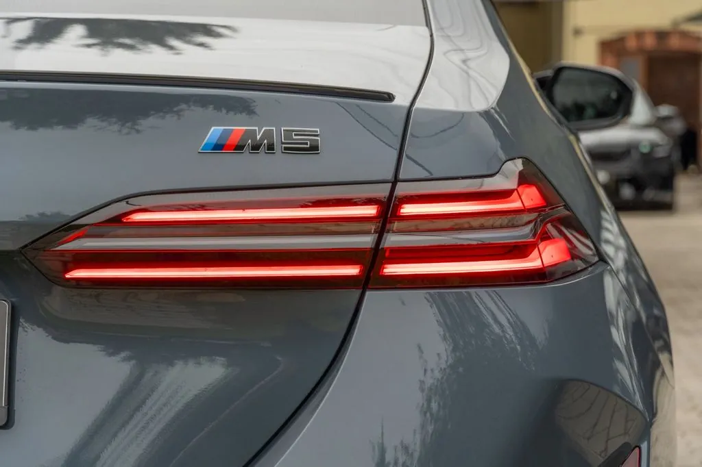 Новый BMW M5 2025 4.4 л 585 л.с Гибрид: Полный привод, Серый, коробка — Автомат, привезён из Германия, доставка по регионам