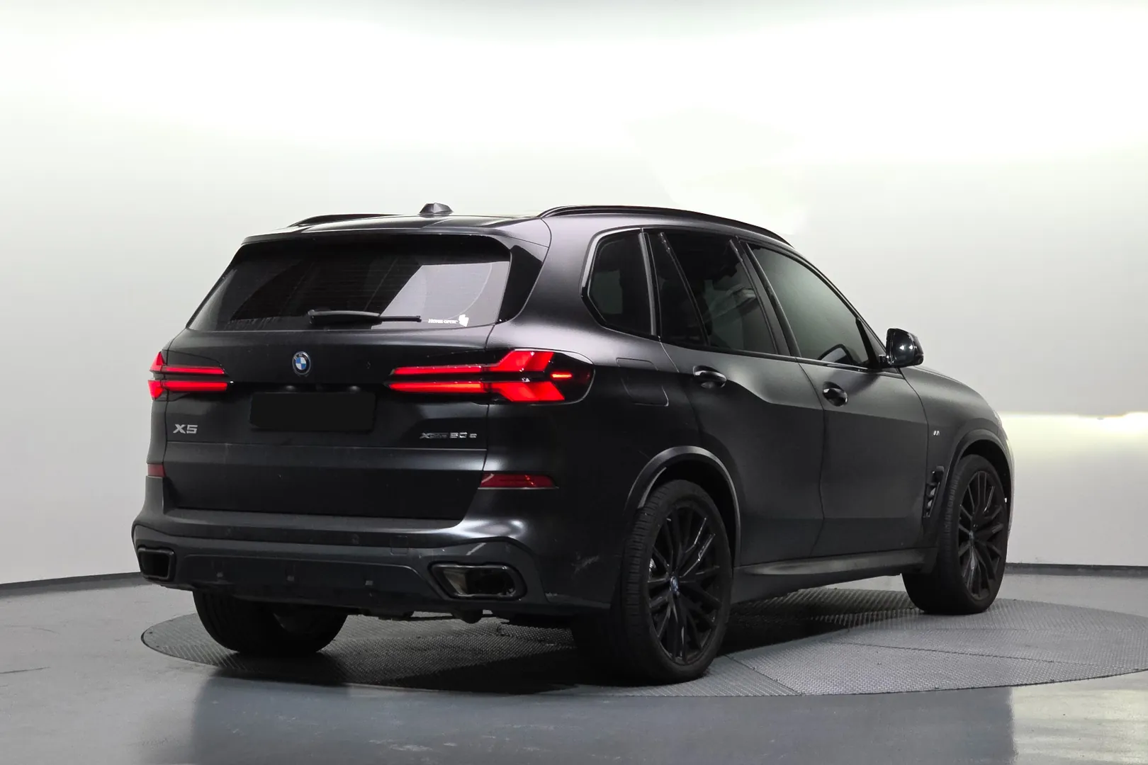 Заказать BMW X5 xDrive50e M 2025 3.0 л 313 л.с Гибрид с пробегом 13 144 км, Автомат, Полный привод, цвет Чёрный, поставка из Германия, доставка по РФ