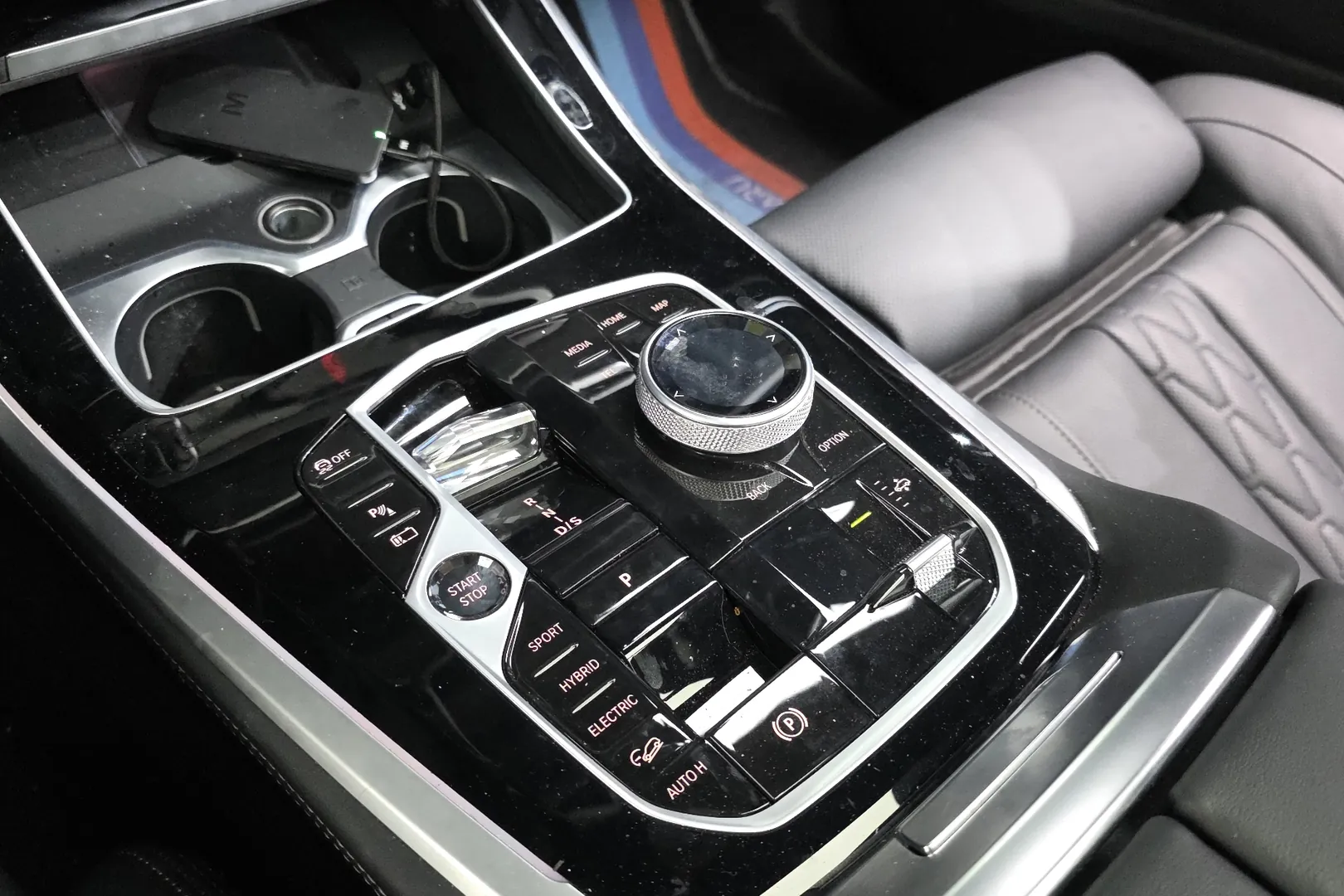 Надёжный BMW X5 xDrive50e M 2025 3.0 л 313 л.с Гибрид с двигателем 3,0 л, Чёрный, пробег 13 144 км, Автомат, поставка из Германия