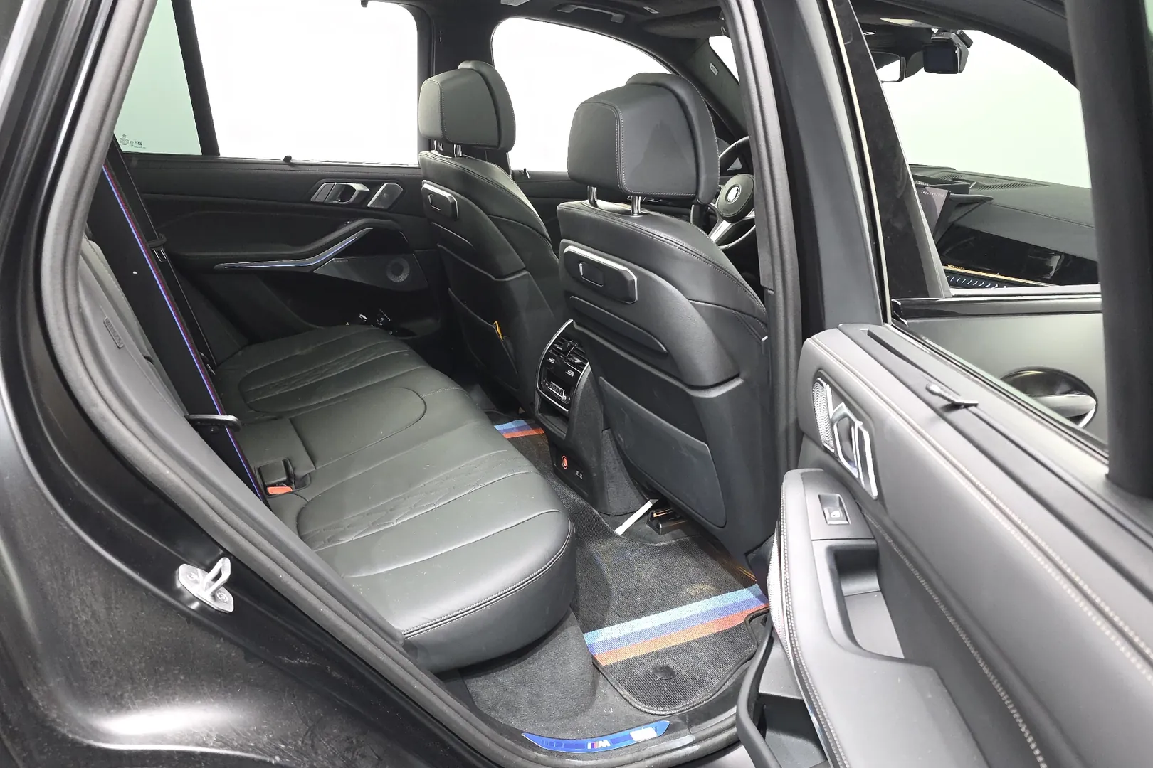 Оформить заказ на BMW X5 xDrive50e M 2025 3.0 л 313 л.с Гибрид, коробка: Автомат, привод: Полный привод, доставка по России, салон в Москве