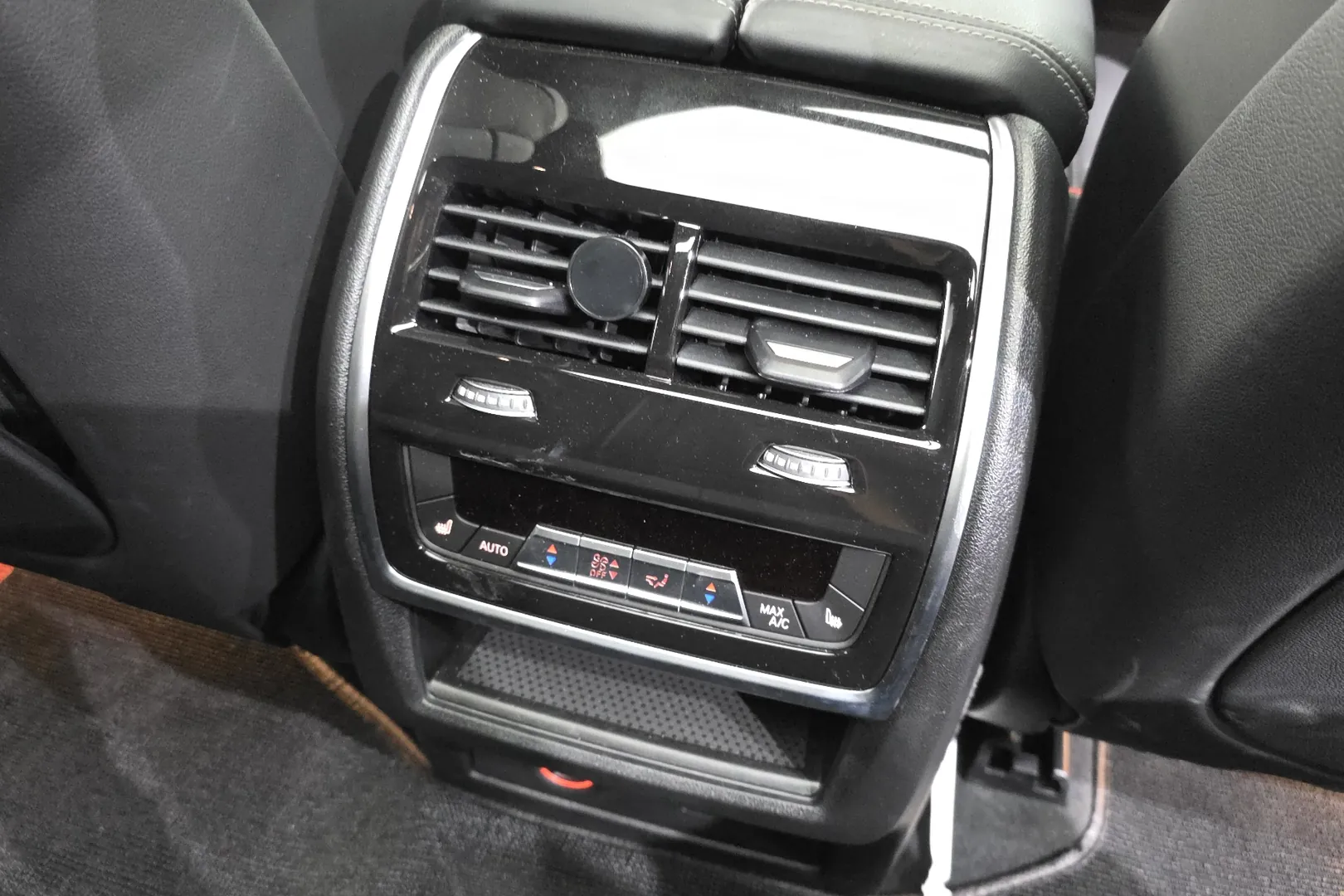 Купить BMW X5 xDrive50e M 2025 3.0 л 313 л.с Гибрид с минимальным пробегом 13 144 км, Чёрный, доставим из Германия в любой город РФ