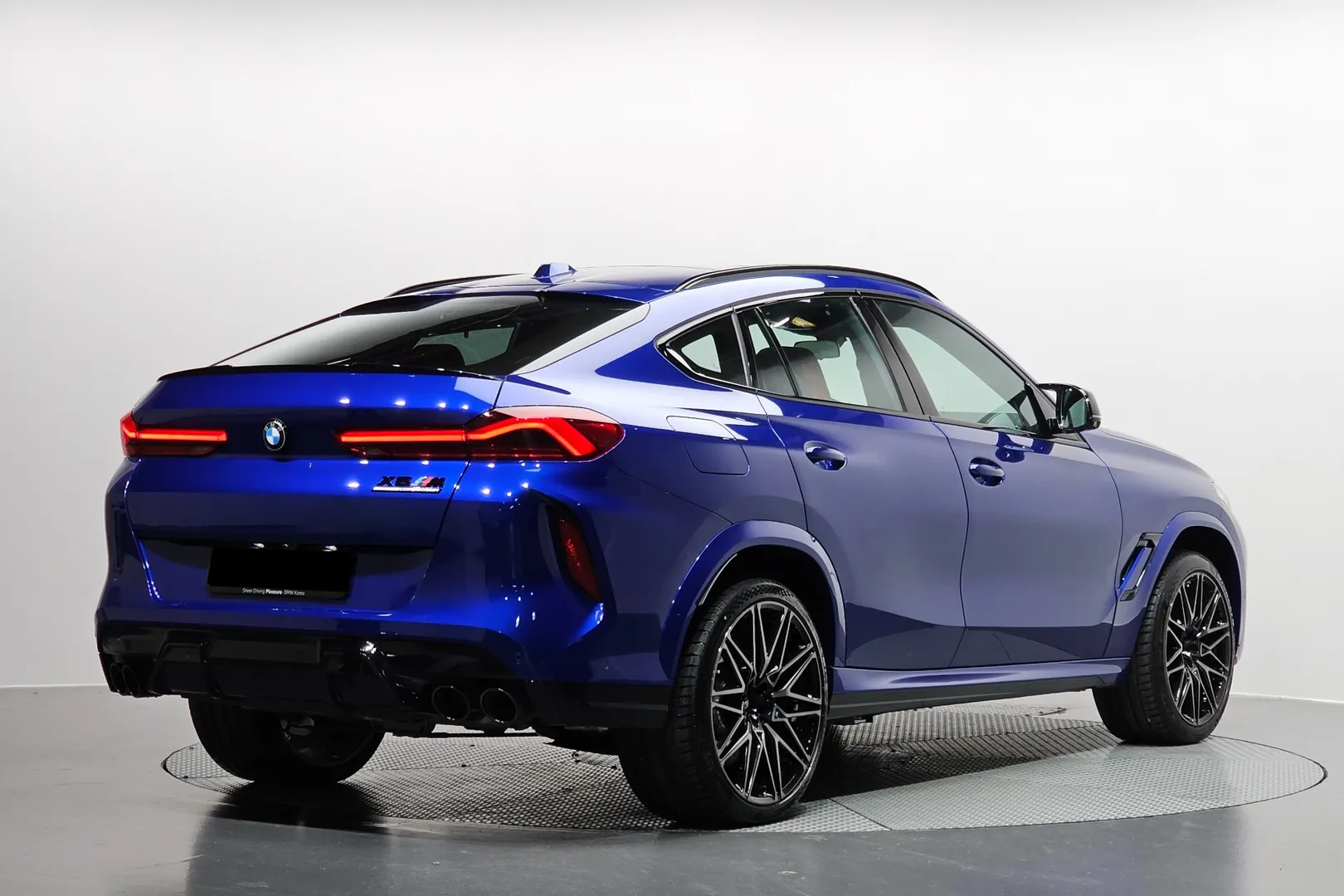 Заказать BMW X6M Competition 2025 4.4 л 625 л.с Бензин с пробегом 7 218 км, Автомат, Полный привод, цвет Синий, поставка из Германия, доставка по РФ