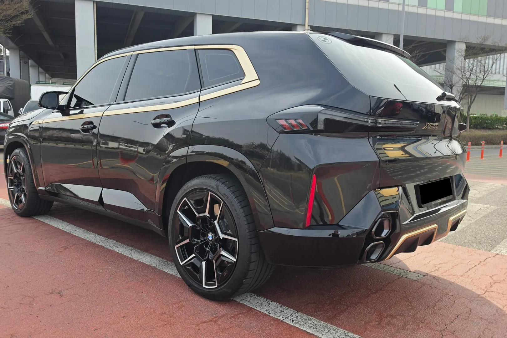 Заказать BMW XM 2025 4.4 л 653 л.с Гибрид с пробегом 4 126 км, Автомат, Полный привод, цвет Чёрный, поставка из Германия, доставка по РФ