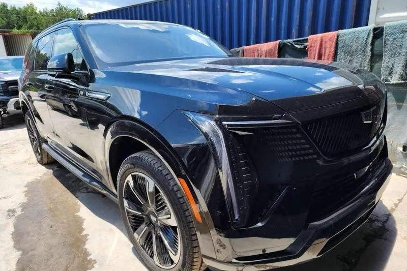 Заказать Cadillac ESCALADE IQ L Premium Sport 2026 0.0 л 751 л.с Электричество с пробегом 100 км, Автомат, Полный привод, цвет Чёрный, поставка из США, доставка по РФ ESCALADE IQ L Premium Sport - фото 3