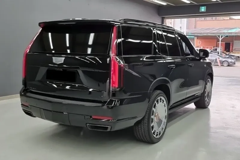 Заказать Cadillac Escalade Sport Platinum 2025 6.2 л 420 л.с Бензин с пробегом 7 909 км, Автомат, Полный привод, цвет Чёрный, поставка из США, доставка по РФ Escalade Sport Platinum — фото 3