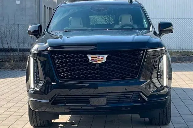 Заказать Cadillac Escalade Sport Platinum 2026 6.2 л 426 л.с Бензин с пробегом 50 км, Автомат, Полный привод, цвет Чёрный, поставка из Германия, доставка по РФ Escalade Sport Platinum - фото 3