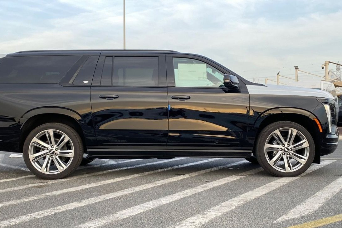 Заказать Cadillac Escalade Platinum Sport (Long/ESV) 2026 6.2 л 420 л.с Бензин с пробегом 10 км, Автомат, Полный привод, цвет Чёрный, поставка из ОАЭ, доставка по РФ, фото 2