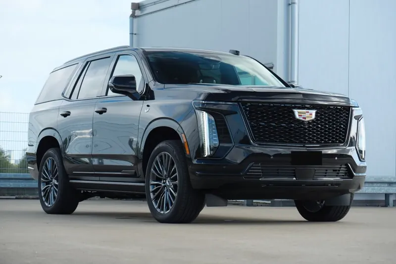 Заказать Cadillac Escalade Platinum Sport 2026 6.2 л 420 л.с Бензин с пробегом 20 км, Автомат, Полный привод, цвет Чёрный, поставка из США, доставка по РФ Escalade Platinum Sport - фото 3
