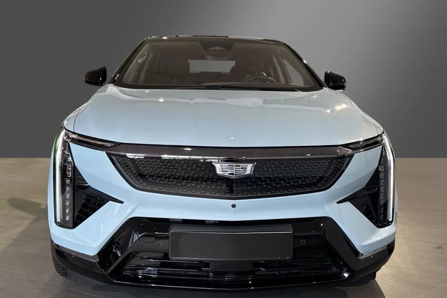 Cadillac OPTIQ AWD Studio Edition 2026 0.0 л 281 л.с Электричество, новый авто, Полный привод, Автомат, цвет Серый, страна-производитель — Германия OPTIQ AWD Studio Edition - фото 2