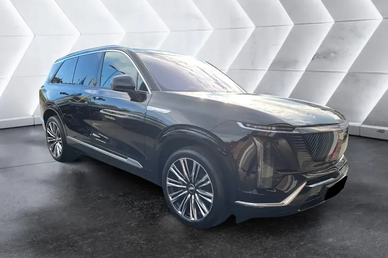 Заказать Cadillac VISTIQ Luxury EV AWD 2026 0.0 л 615 л.с Электричество с пробегом 25 км, Автомат, Полный привод, цвет Чёрный, поставка из Германия, доставка по РФ VISTIQ Luxury EV AWD - фото 3