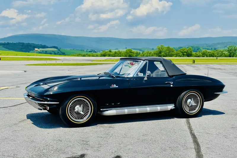 Chevrolet Corvette C2 (Sting Ray) 1965 6.5 л 425 л.с Бензин, новый авто, Задний привод, Механика, цвет Чёрный, страна-производитель — США Corvette C2 (Sting Ray) - фото 2