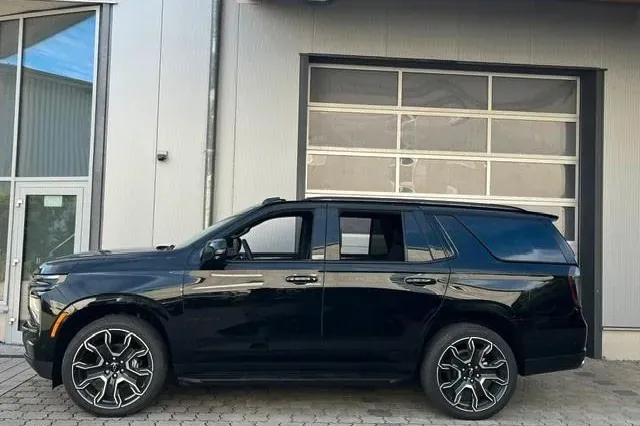 Заказать Chevrolet Tahoe RST 2026 6.2 л 426 л.с Бензин с пробегом 20 км, Автомат, Полный привод, цвет Чёрный, поставка из Германия, доставка по РФ Tahoe RST - фото 3