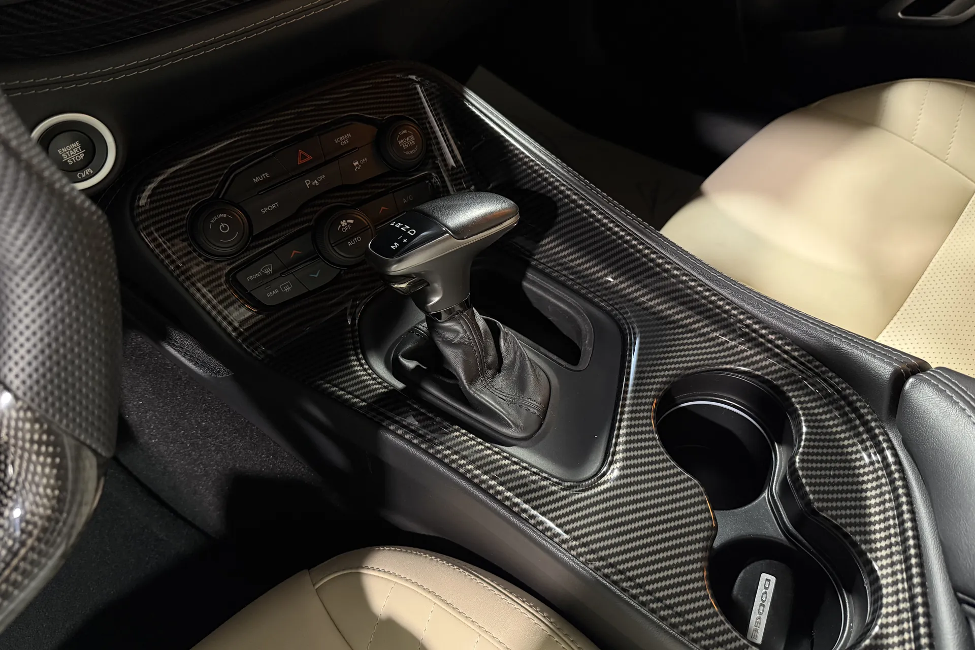 Оформить заказ на Dodge Challenger R/T 5.7 (HEMI V8) 2021 5.7 л 375 л.с Бензин, коробка: Автомат, привод: Задний привод, доставка по России, салон в Москве, фото 14