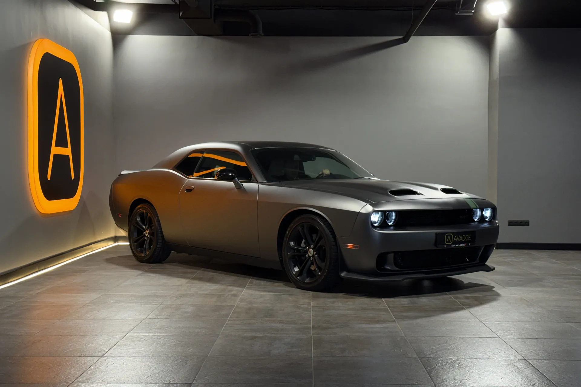 Заказать Dodge Challenger R/T 5.7 (HEMI V8) 2021 5.7 л 375 л.с Бензин с пробегом 28 294 км, Автомат, Задний привод, цвет Серый, поставка из США, доставка по РФ Challenger R/T 5.7 (HEMI V8) - фото 3