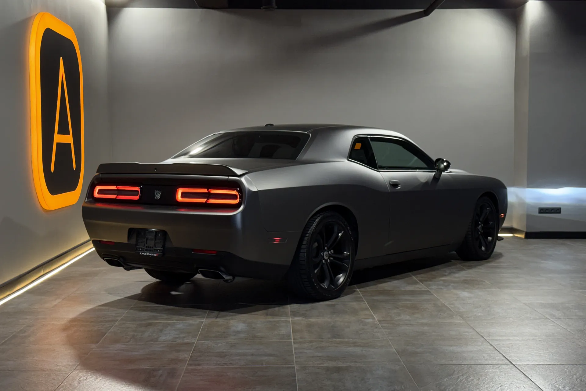 Новый Dodge Challenger R/T 5.7 (HEMI V8) 2021 5.7 л 375 л.с Бензин: Задний привод, Серый, коробка — Автомат, привезён из США, доставка по регионам, фото 5