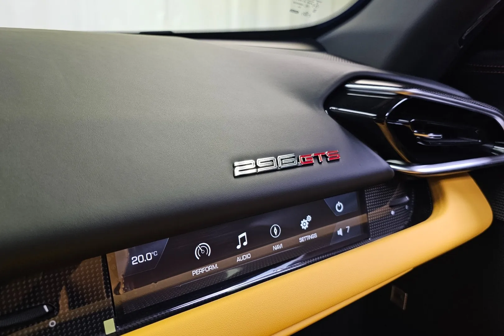 Автомобиль Ferrari 296 GTS 3.0 V6 2024 3.0 л 830 л.с Гибрид, Фиолетовый, пробег 1 681 км, производство — Италия, доставка по РФ