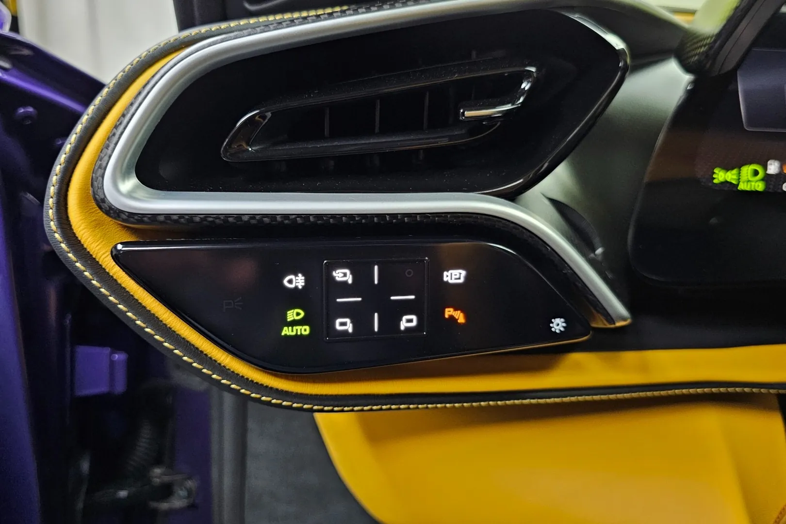 Купить Ferrari 296 GTS 3.0 V6 2024 3.0 л 830 л.с Гибрид с минимальным пробегом 1 681 км, Фиолетовый, доставим из Италия в любой город РФ