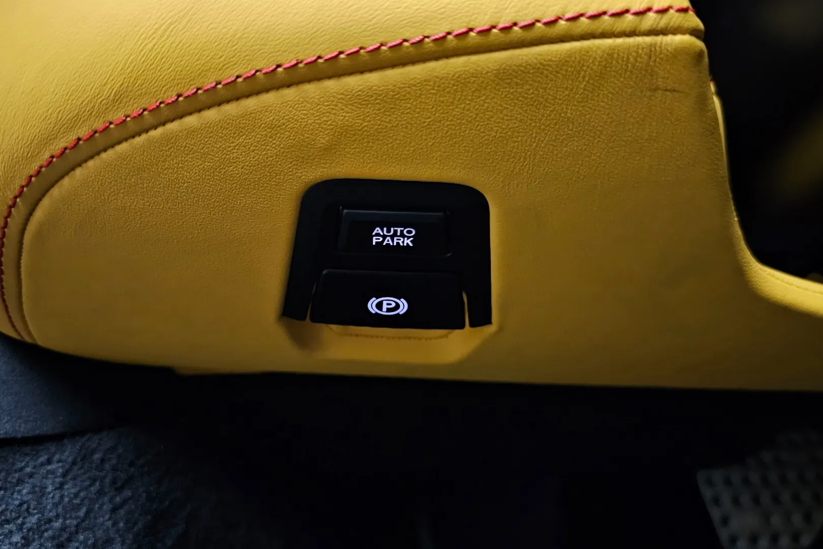 Новый Ferrari 296 GTS 3.0 V6 2024 3.0 л 830 л.с Гибрид в кузове Фиолетовый, коробка — Автомат, привод — Задний привод, страна производства — Италия