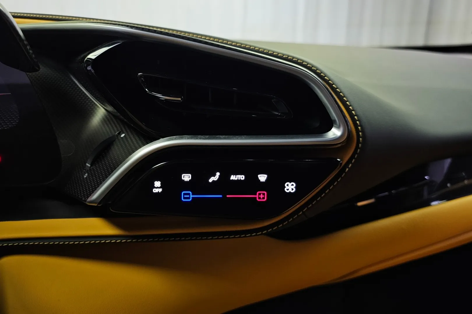 Оформить заказ на Ferrari 296 GTS 3.0 V6 2024 3.0 л 830 л.с Гибрид, коробка: Автомат, привод: Задний привод, доставка по России, салон в Москве