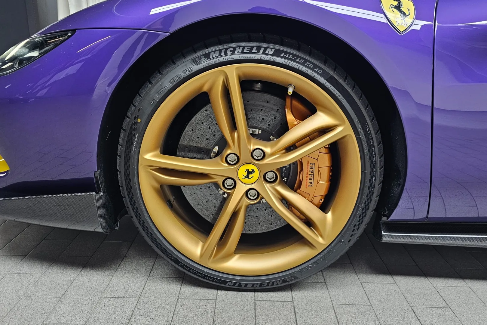 Ferrari 296 GTS 3.0 V6 2024 3.0 л 830 л.с Гибрид, пробег 1 681 км, цвет кузова Фиолетовый, тип трансмиссии Автомат, привод Задний привод, из Италия