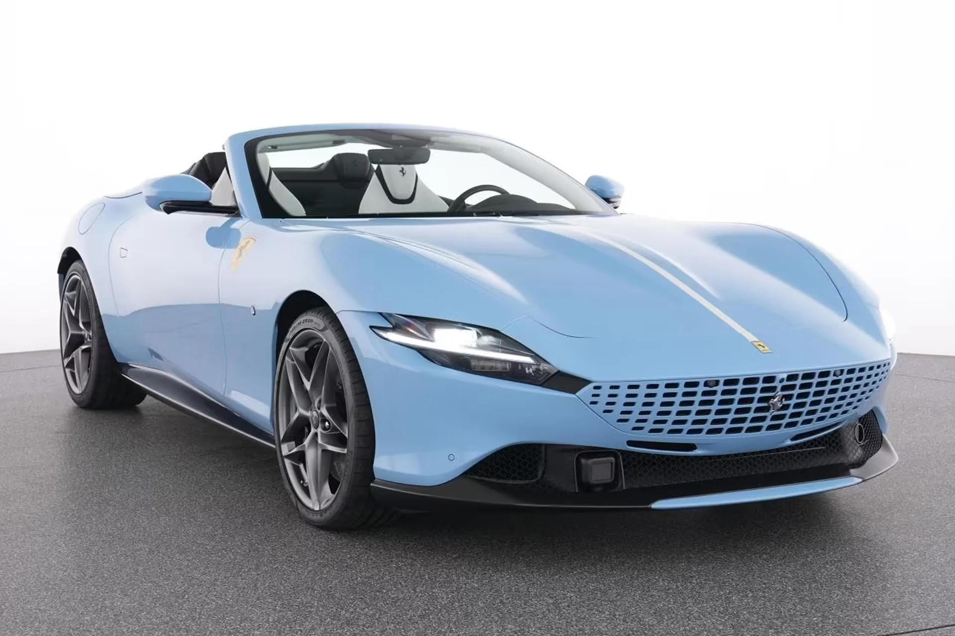 Оформить заказ на Ferrari Roma Spider Special-Color Azzuro La Plata 2026 3.9 л 620 л.с Бензин, коробка: Автомат, привод: Задний привод, доставка по России, салон в Москве