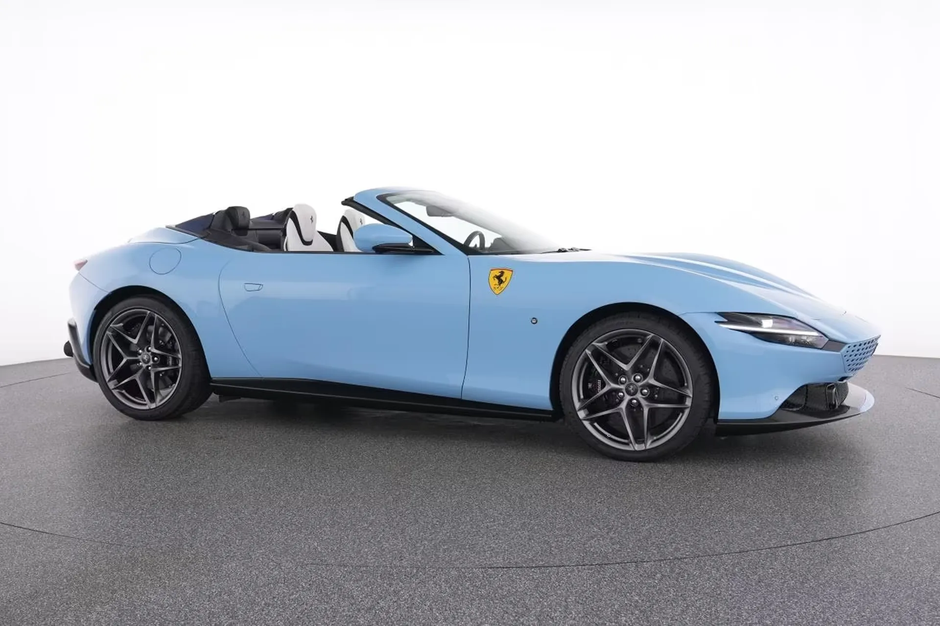 Новый Ferrari Roma Spider Special-Color Azzuro La Plata 2026 3.9 л 620 л.с Бензин в кузове Голубой, коробка — Автомат, привод — Задний привод, страна производства — Италия