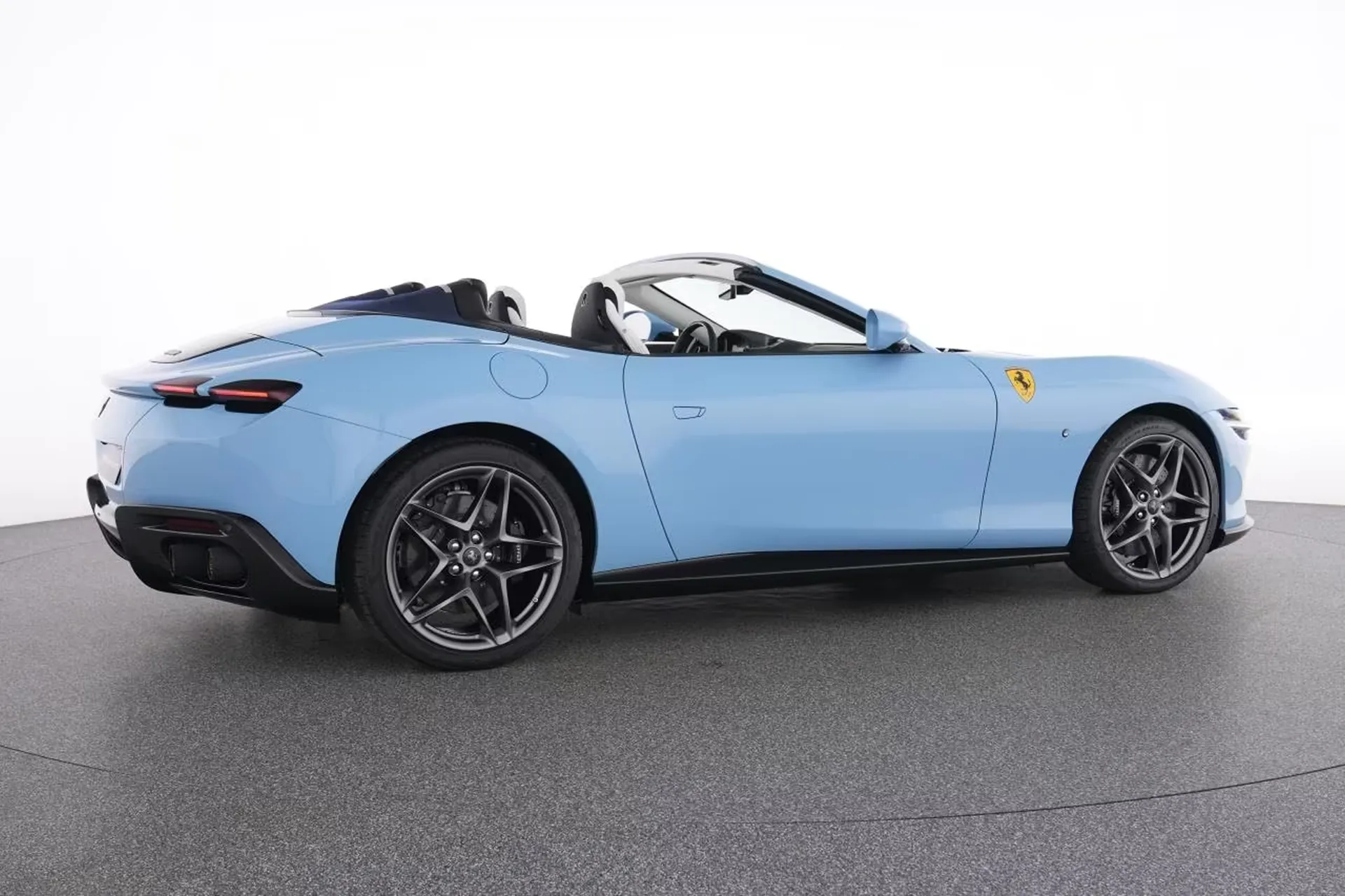 Заказать Ferrari Roma Spider Special-Color Azzuro La Plata 2026 3.9 л 620 л.с Бензин, Голубой, Задний привод, Автомат — поставка из Италия, доставка по России и СНГ