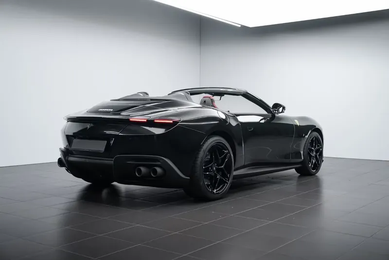 Заказать Ferrari Roma Spider 2026 3.9 л 620 л.с Бензин с пробегом 120 км, Автомат, Задний привод, цвет Чёрный, поставка из Германия, доставка по РФ Roma Spider - фото 3