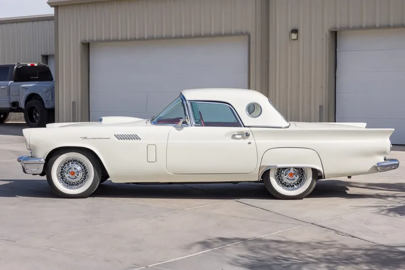 Заказать Ford Thunderbird 1957 5.1 л 245 л.с Бензин с пробегом 130 000 км, Автомат, Задний привод, цвет Белый, поставка из США, доставка по РФ Thunderbird - фото 3