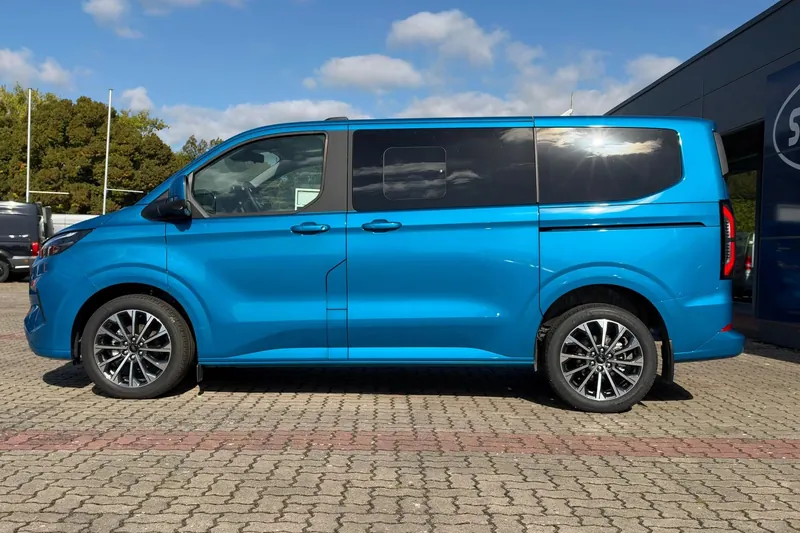 Заказать Ford Tourneo Custom Titanium X 2026 2.0 л 170 л.с Дизель с пробегом 10 км, Автомат, Передний привод, цвет Синий, поставка из Германия, доставка по РФ Tourneo Custom Titanium X - фото 3