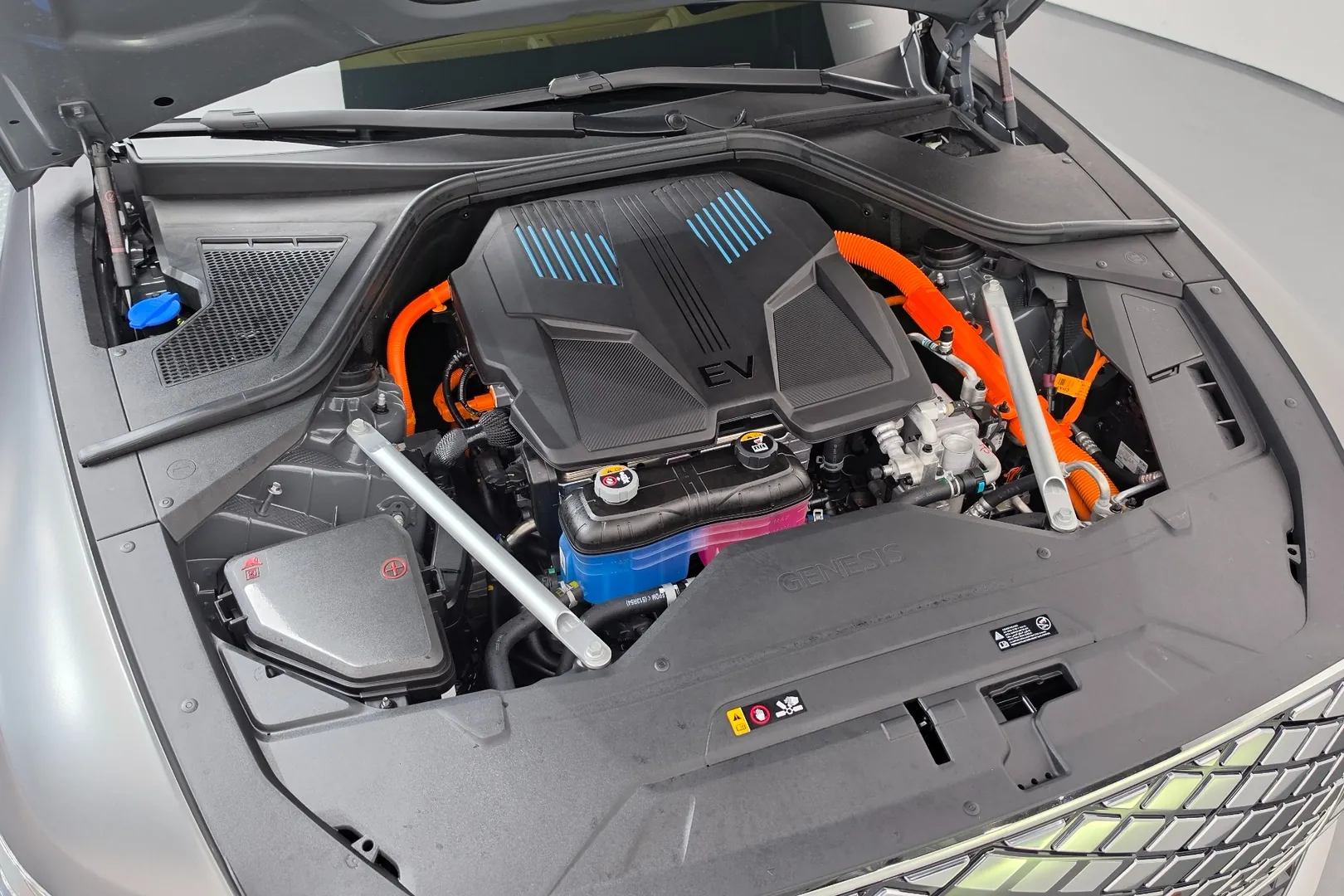 Genesis G80 Electrified (RG3) e-AWD 2026, серый, фото 38