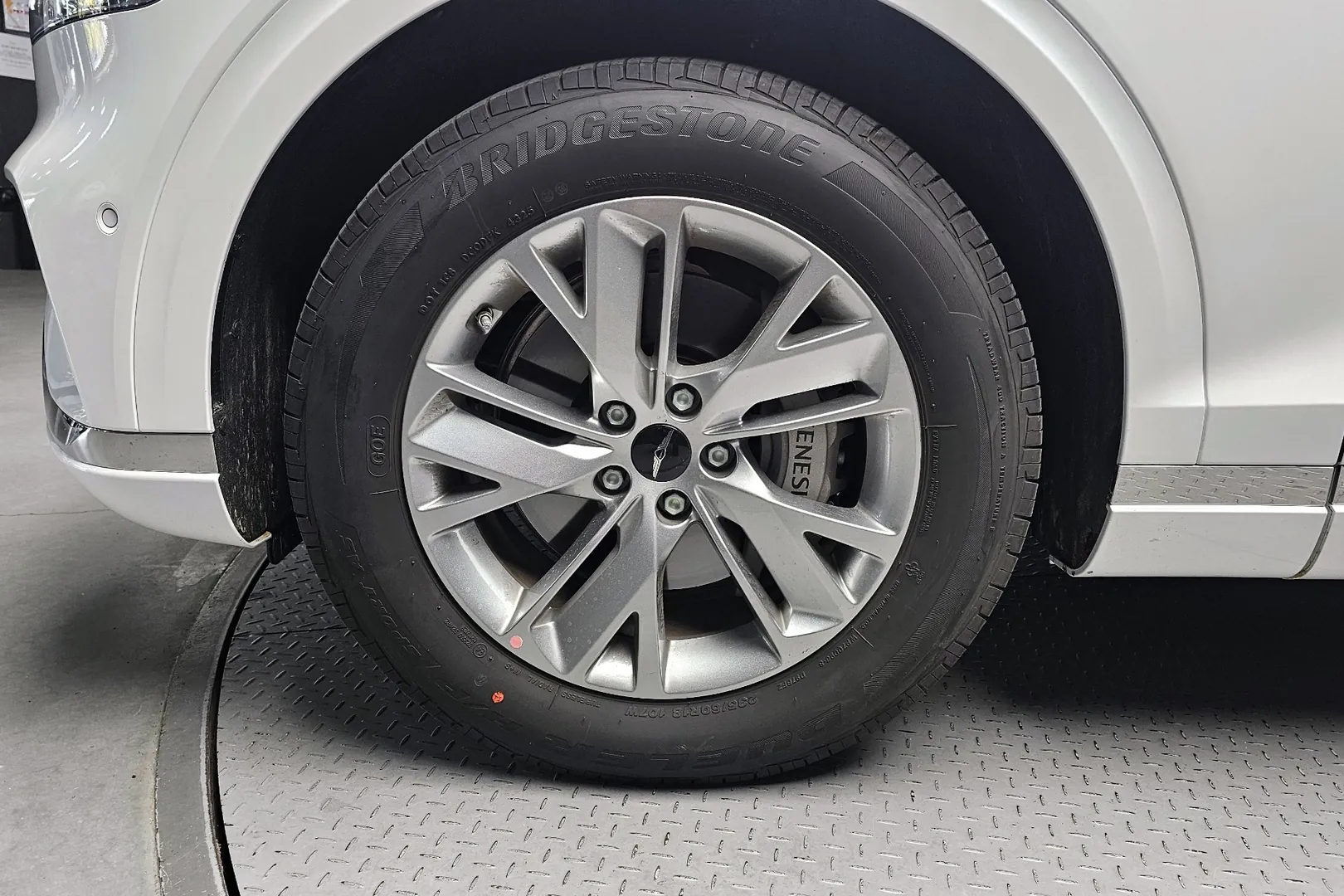 Genesis GV70 2.5T Gasoline AWD 2026 2.5 л 304 л.с Бензин, пробег 2 591 км, цвет кузова Белый, тип трансмиссии Автомат, привод Полный привод, из Корея