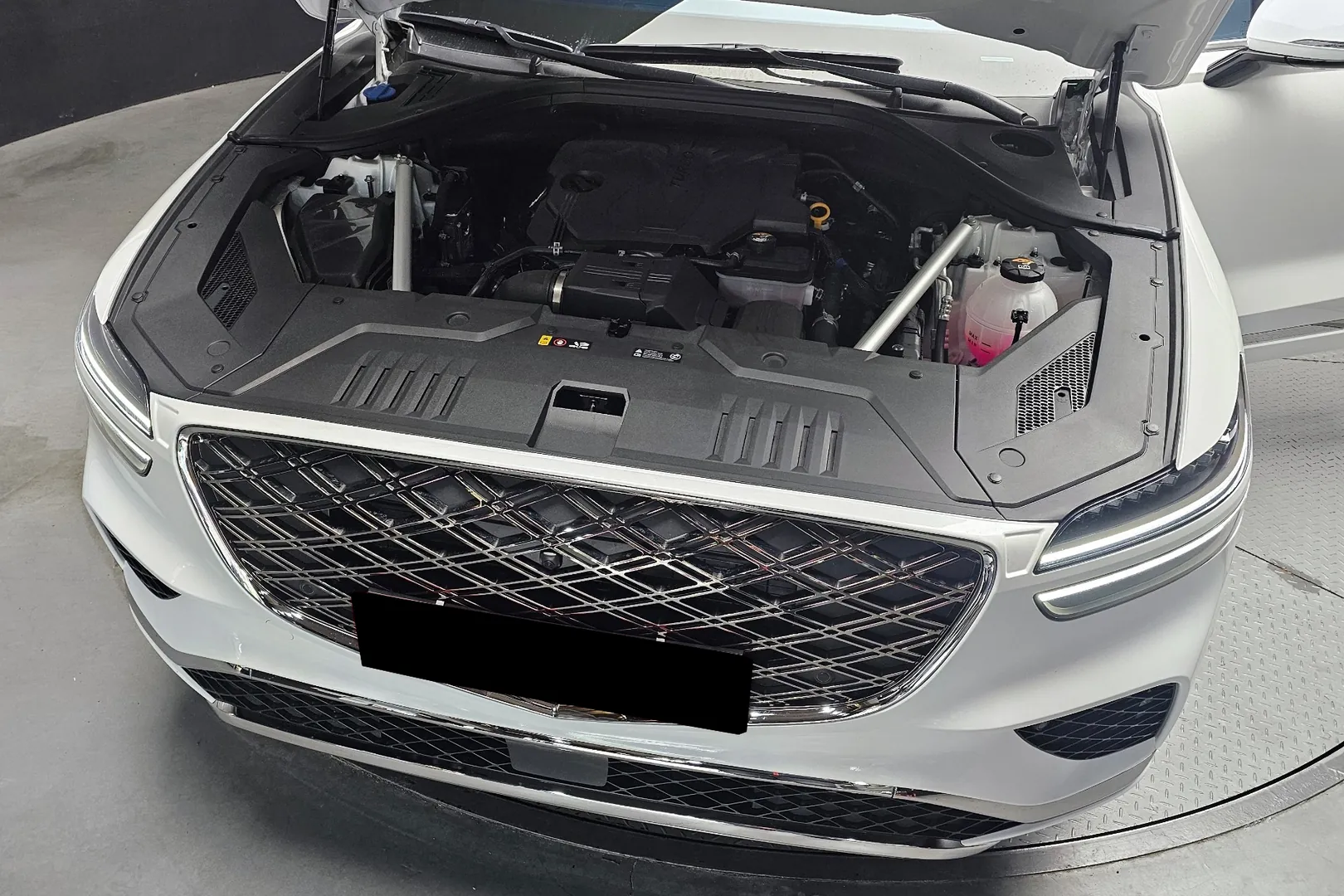 Доставка по РФ: Genesis GV70 2.5T Gasoline AWD 2026 2.5 л 304 л.с Бензин, Белый, пробег 2 591 км, Полный привод, Автомат, осмотр возможен в Москве