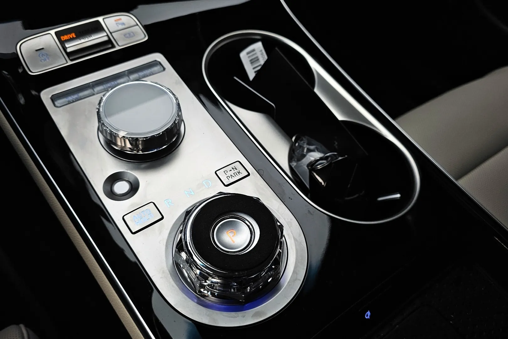 Автомобиль Genesis GV70 2.5T Gasoline AWD 2026 2.5 л 304 л.с Бензин, Белый, пробег 2 591 км, производство — Корея, доставка по РФ