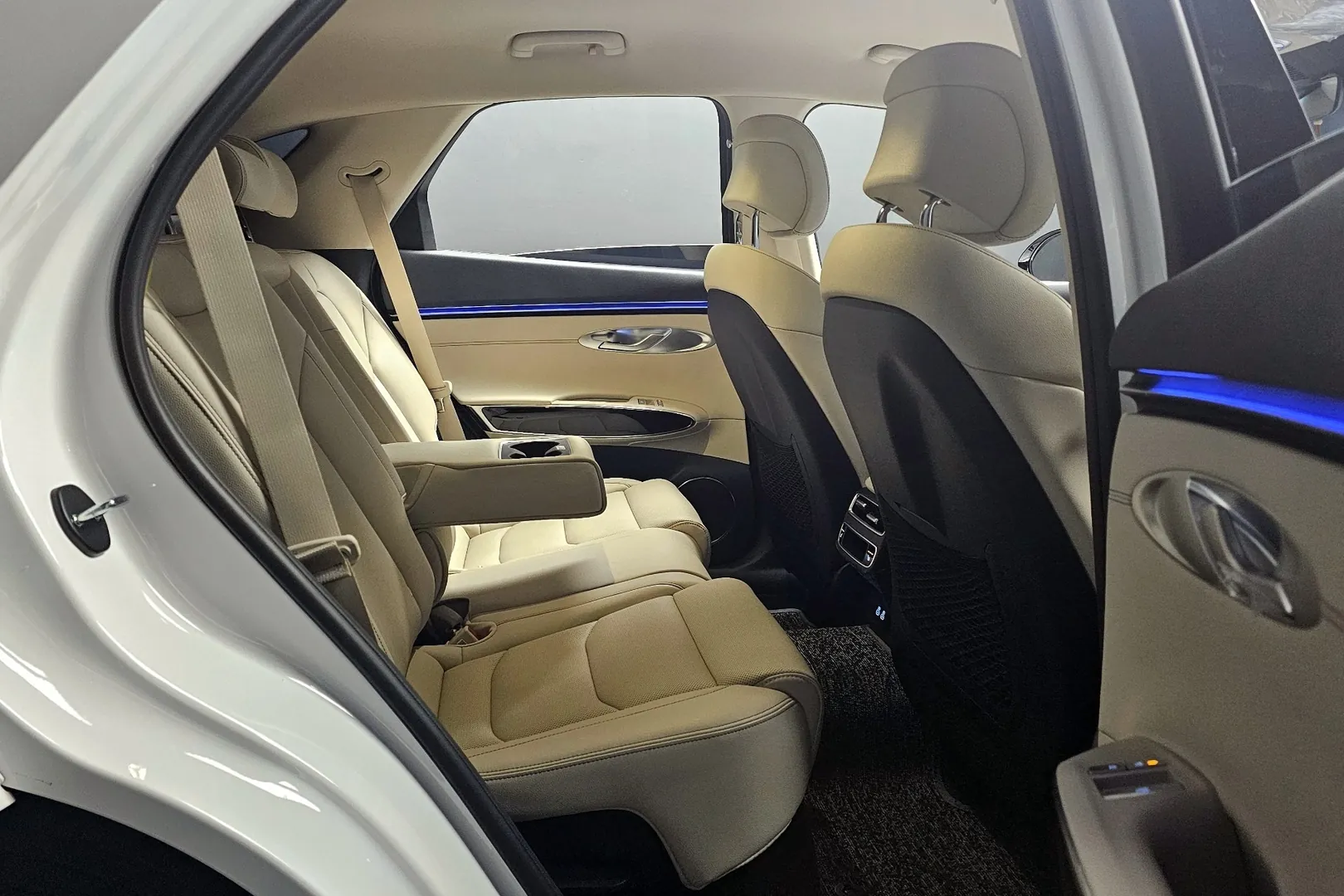 Надёжный Genesis GV70 2.5T Gasoline AWD 2026 2.5 л 304 л.с Бензин с двигателем 2,5 л, Белый, пробег 2 591 км, Автомат, поставка из Корея