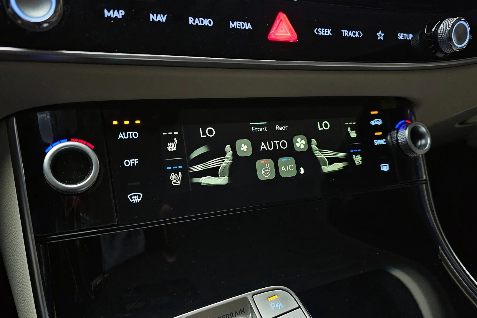 Новый Genesis GV70 2.5T Gasoline AWD 2026 2.5 л 304 л.с Бензин в кузове Белый, коробка — Автомат, привод — Полный привод, страна производства — Корея