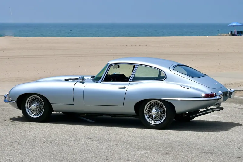 Jaguar E-Type Series 1 Coupe 1964 3.8 л 265 л.с Бензин, новый авто, Задний привод, Механика, цвет Серебристый, страна-производитель — США E-Type Series 1 Coupe - фото 2