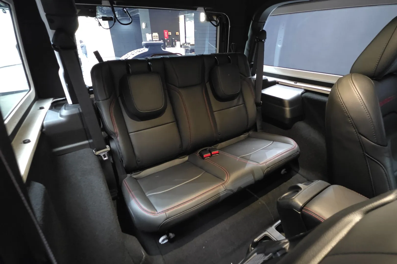 Оформить заказ на Jeep Wrangler Rubicon 2026 2.0 л 270 л.с Бензин, коробка: Автомат, привод: Полный привод, доставка по России, салон в Москве, фото 14